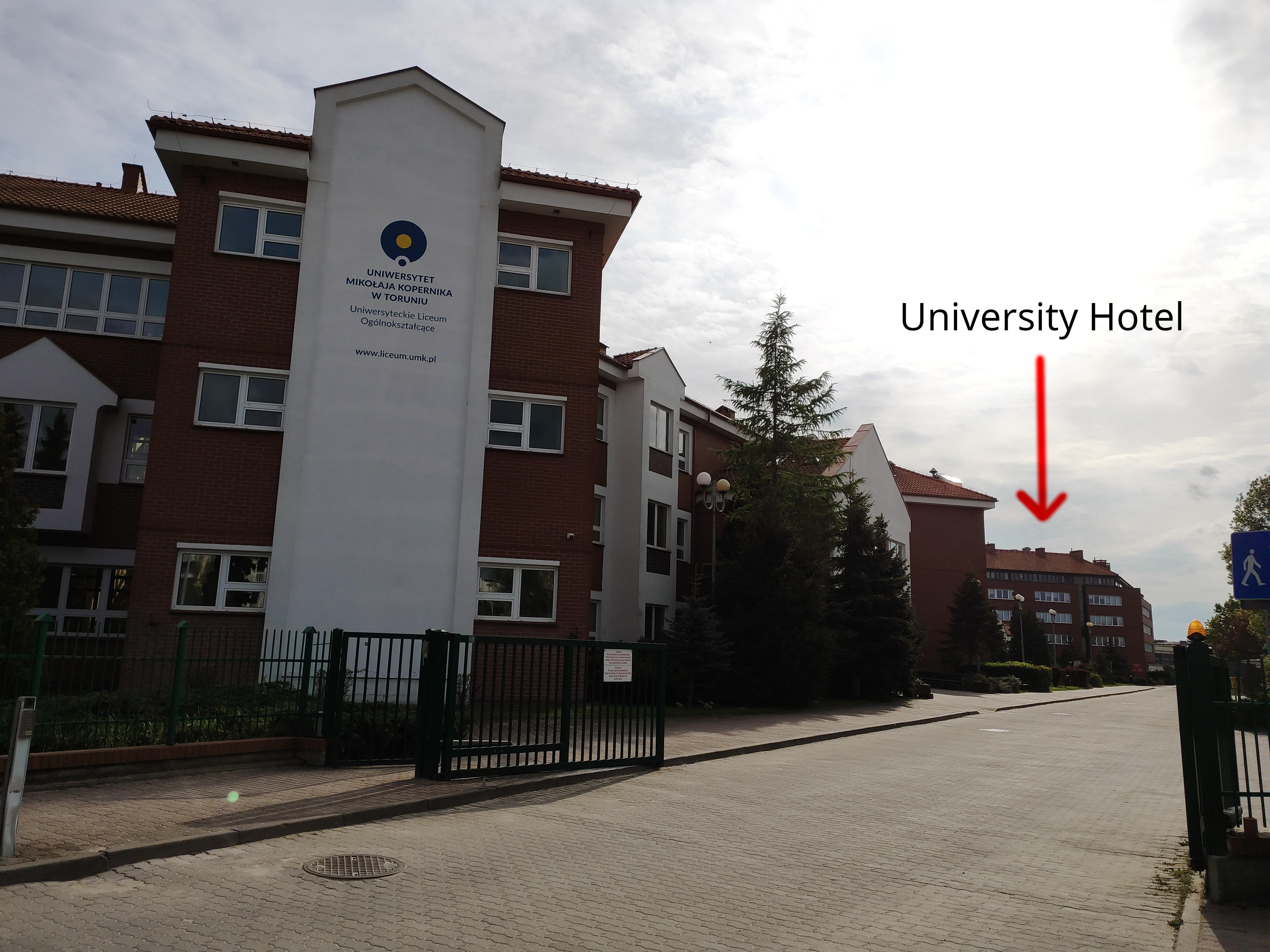 ib_university_hotel_arrow.jpg